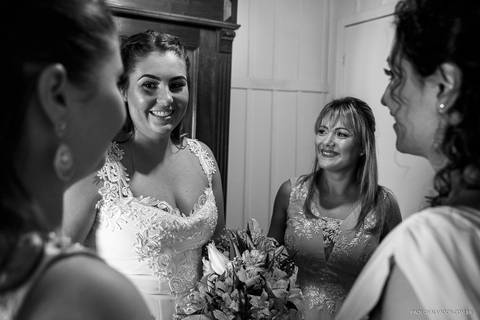 Casamento na Praia de Taquaras em Balneário Camboriú, Santa Catarina. Wedding ao ar livre, Barbara e Rubem, Paolo Salvador - Photo & Film. Fotos dos Bastidores do casamento. Vestido de Noiva. Fotos criativas. Making Of da Noiva'