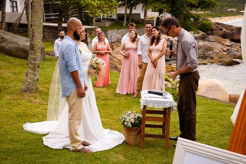 Casamento na Praia de Taquaras em Balneário Camboriú, Santa Catarina. Wedding ao ar livre, Barbara e Rubem, Paolo Salvador - Photo & Film. Fotos criativas da cerimônia do casamento ao ar livre.'