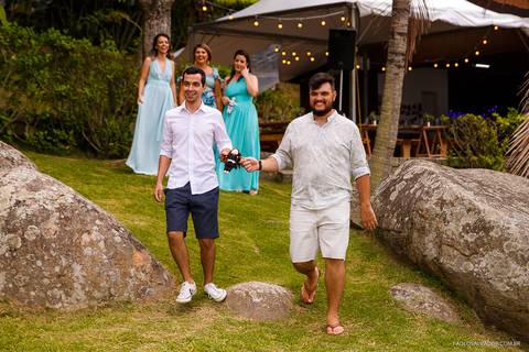 Casamento na Praia de Taquaras em Balneário Camboriú, Santa Catarina. Wedding ao ar livre, Barbara e Rubem, Paolo Salvador - Photo & Film. Fotos criativas da cerimônia do casamento ao ar livre.'