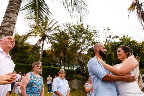 Casamento na Praia de Taquaras em Balneário Camboriú, Santa Catarina. Wedding ao ar livre, Barbara e Rubem, Paolo Salvador - Photo & Film. Fotos criativas da cerimônia do casamento ao ar livre.'