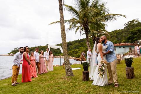 Casamento na Praia de Taquaras em Balneário Camboriú, Santa Catarina. Wedding ao ar livre, Barbara e Rubem, Paolo Salvador - Photo & Film. Fotos criativas da cerimônia do casamento ao ar livre.'