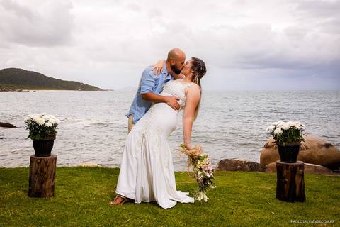 Casamento na Praia de Taquaras em Balneário Camboriú, Santa Catarina. Wedding ao ar livre, Barbara e Rubem, Paolo Salvador - Photo & Film. Fotos criativas da cerimônia do casamento ao ar livre.'
