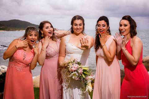 Casamento na Praia de Taquaras em Balneário Camboriú, Santa Catarina. Wedding ao ar livre, Barbara e Rubem, Paolo Salvador - Photo & Film. Fotos criativas da cerimônia do casamento ao ar livre. Seção de fotos com os testemunhas.'