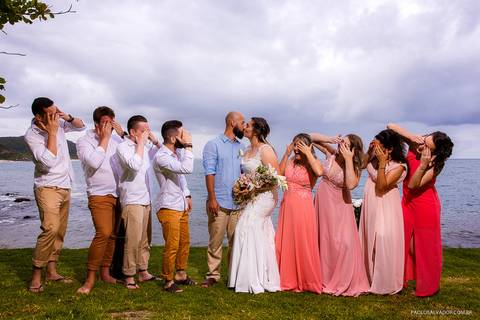 Casamento na Praia de Taquaras em Balneário Camboriú, Santa Catarina. Wedding ao ar livre, Barbara e Rubem, Paolo Salvador - Photo & Film. Fotos criativas da cerimônia do casamento ao ar livre. Seção de fotos com os testemunhas.'