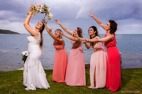 Casamento na Praia de Taquaras em Balneário Camboriú, Santa Catarina. Wedding ao ar livre, Barbara e Rubem, Paolo Salvador - Photo & Film. Fotos criativas da cerimônia do casamento ao ar livre. Seção de fotos com os testemunhas.'