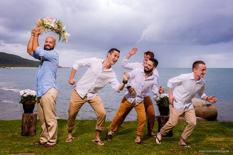 Casamento na Praia de Taquaras em Balneário Camboriú, Santa Catarina. Wedding ao ar livre, Barbara e Rubem, Paolo Salvador - Photo & Film. Fotos criativas da cerimônia do casamento ao ar livre. Seção de fotos com os testemunhas.'