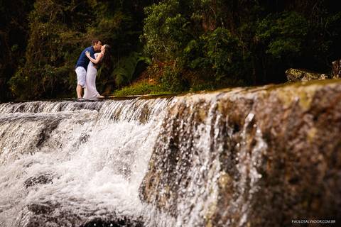 Ensaio Pré-Wedding - Valéria e Eduardo em Rio dos Cedros, na Cachoeira Formosa em Santa Catarina por Paolo Salvador Fotografias'