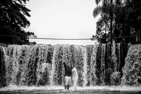 Ensaio Pré-Wedding - Valéria e Eduardo em Rio dos Cedros, na Cachoeira Formosa em Santa Catarina por Paolo Salvador Fotografias'