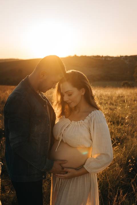 ENSAIO GESTANTE COM CACHORROS EM CAMPO'