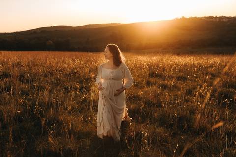 ENSAIO GESTANTE COM CACHORROS EM CAMPO'