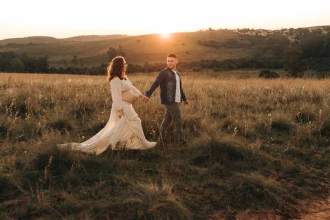 ENSAIO GESTANTE COM CACHORROS EM CAMPO'