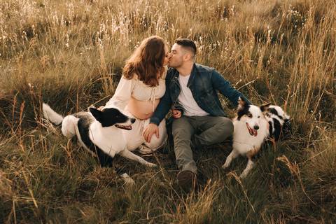 ENSAIO GESTANTE COM CACHORROS EM CAMPO'