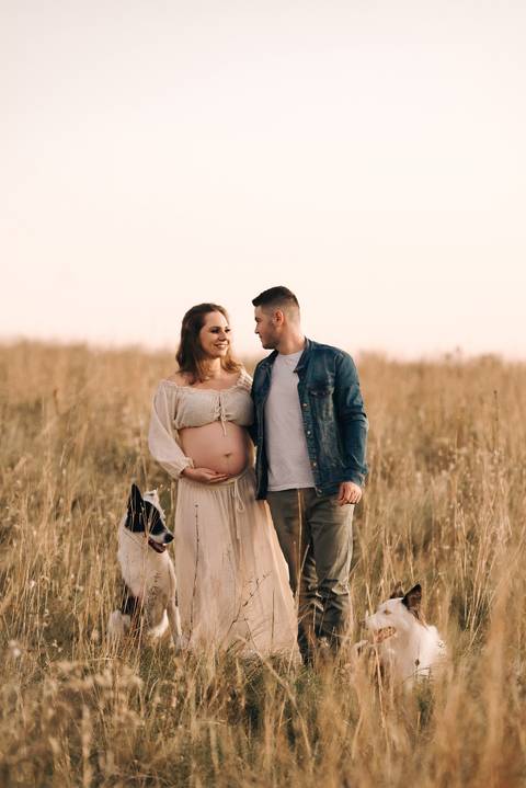 ENSAIO GESTANTE COM CACHORROS EM CAMPO'