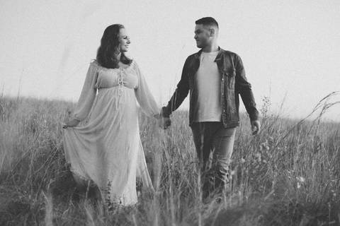 ENSAIO GESTANTE COM CACHORROS EM CAMPO'