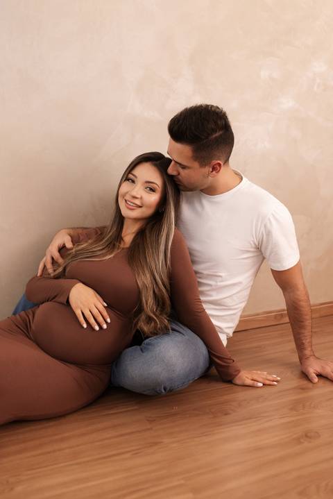 ensaio gestante em estúdio com pet'