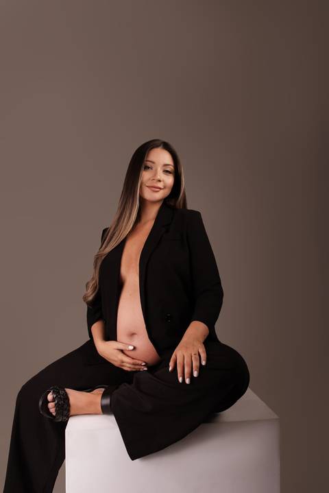 ensaio gestante em estúdio com pet'