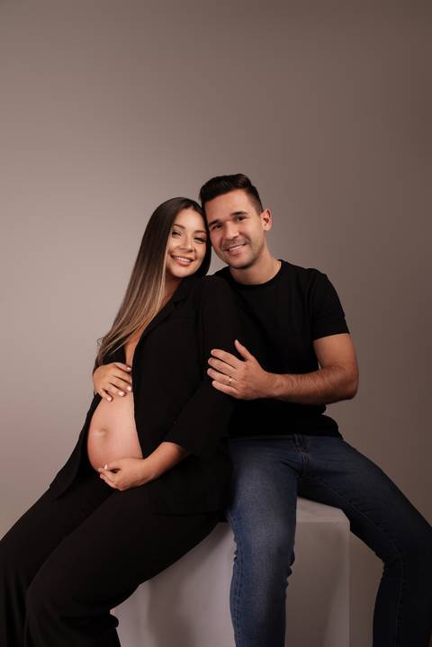 ensaio gestante em estúdio com pet'