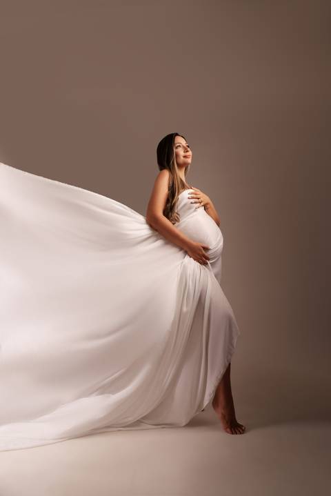 ensaio gestante em estúdio com pet'