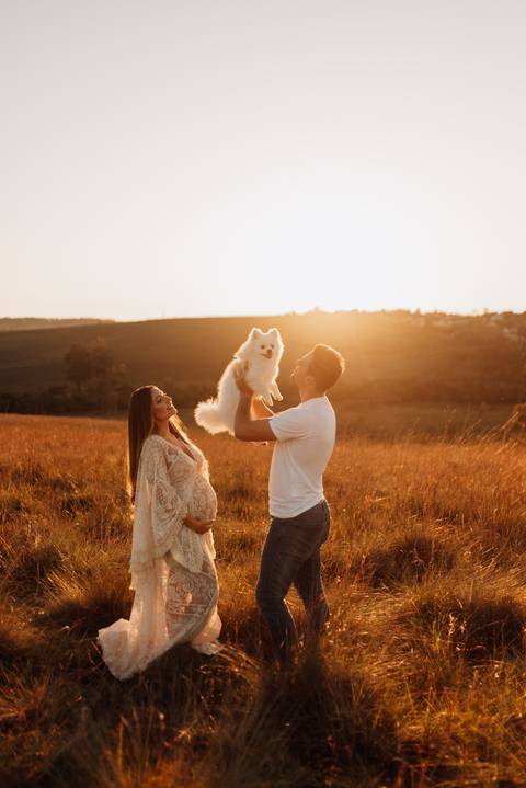 Ensaio gestante ao por do sol estilo boho com pet'