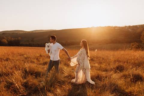 Ensaio gestante ao por do sol estilo boho com pet'