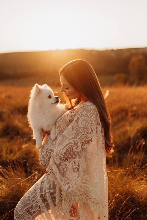 Ensaio gestante ao por do sol estilo boho com pet'