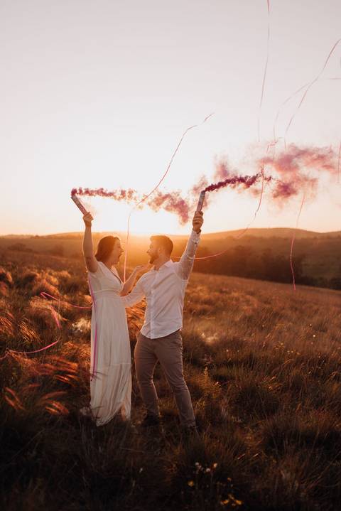 Ensaio ao por do sol revelando o sexo do bebê!

'