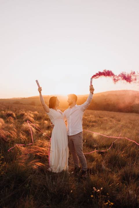 Ensaio ao por do sol revelando o sexo do bebê!

'