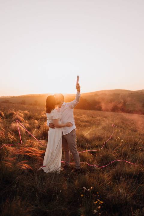 Ensaio ao por do sol revelando o sexo do bebê!

'