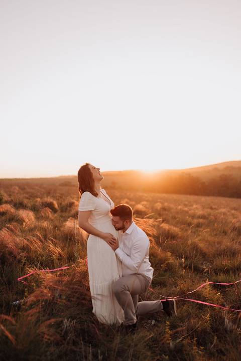 Ensaio ao por do sol revelando o sexo do bebê!

'