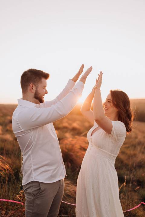 Ensaio ao por do sol revelando o sexo do bebê!

'