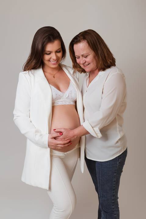 Ensaio gestante em estúdio fotográfico, com a vovó'