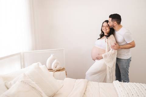 Ensaio gestante em estúdio minimalista'