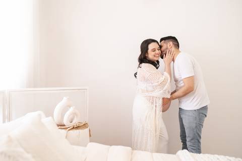 Ensaio gestante em estúdio minimalista'