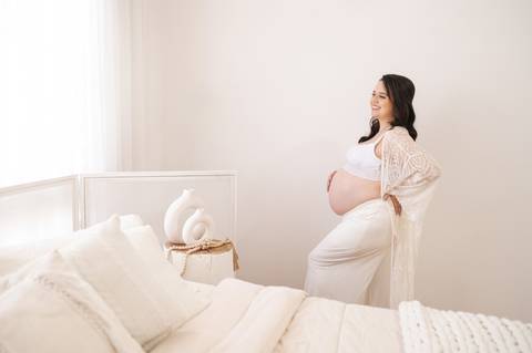 Ensaio gestante em estúdio minimalista'