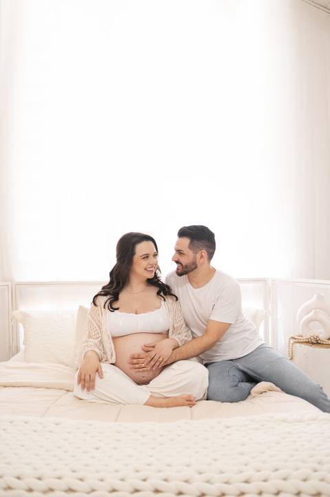 Ensaio gestante em estúdio minimalista'