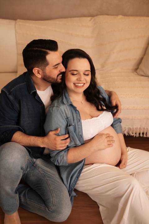 Ensaio gestante em estúdio minimalista'