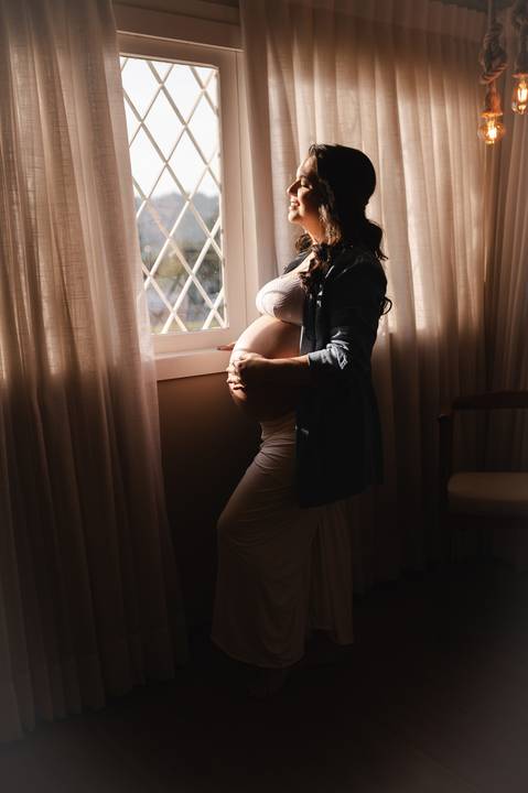 Ensaio gestante em estúdio minimalista'