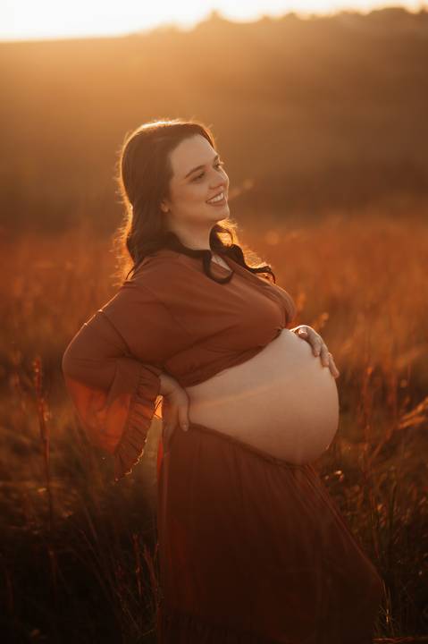 Ensaio gestante externo com por do sol'