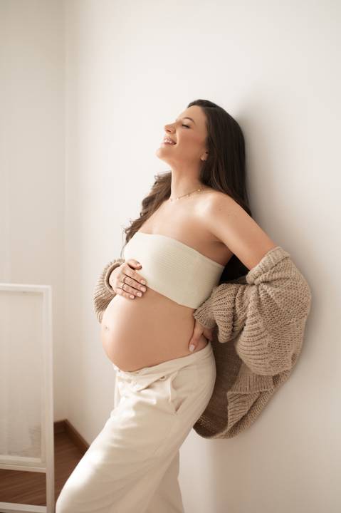 Ensaio gestante minimalista em estudio '