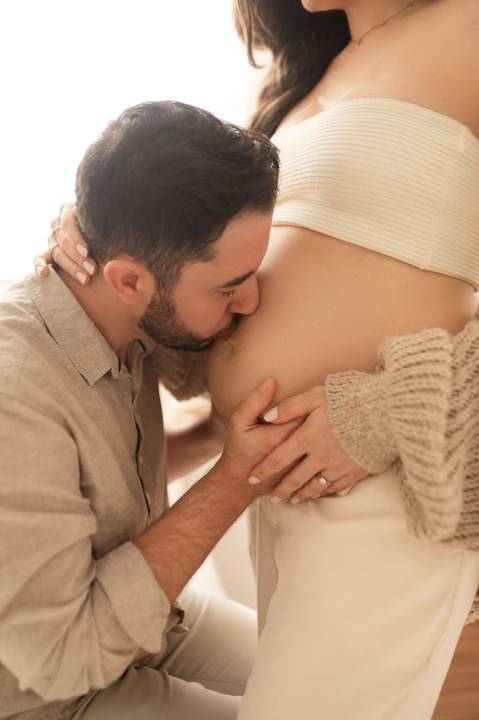 Ensaio gestante minimalista em estudio '