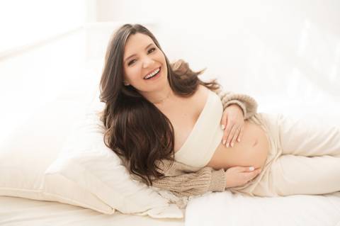 Ensaio gestante minimalista em estúdio '