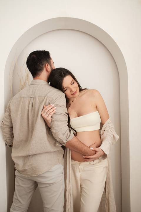 Ensaio gestante minimalista em estúdio '