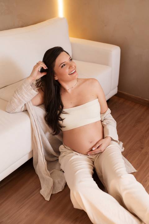 Ensaio gestante minimalista em estúdio '