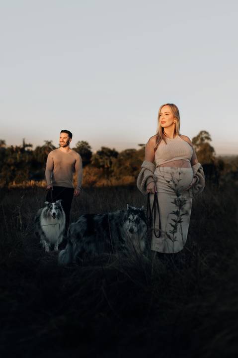 Ensaio gestante por do sol com cachorro '