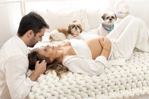 Ensaio gestante em estúdio com cachorro '