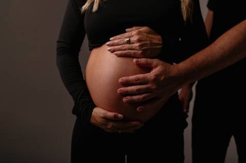 ensaio gestante em estudio'