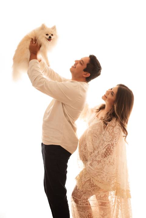 ensaio gestante estudio com cachorro '