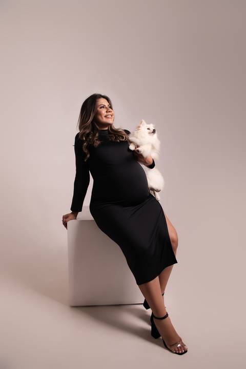 ensaio gestante estudio com cachorro '