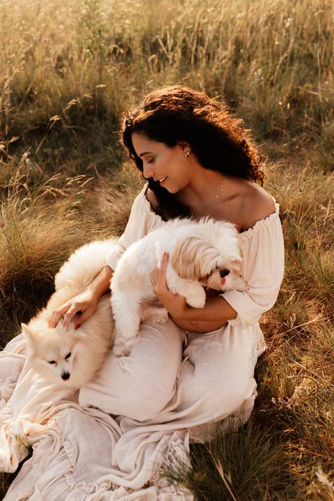 ensaio gestante externo com cachorro '