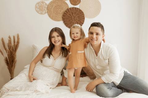 Ensaio de gestante em estúdio fotográfico com família.

'